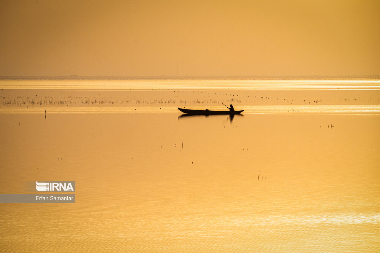 ماهیگیر با بلم در هور