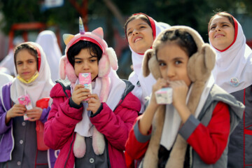 Distribution gratuite de lait dans les écoles iraniennes 