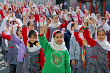 Distribution gratuite de lait dans les écoles iraniennes 