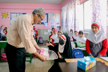 Distribution gratuite de lait dans les écoles iraniennes 