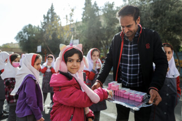 Distribution gratuite de lait dans les écoles iraniennes 