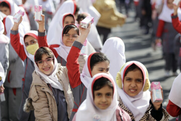 Distribution gratuite de lait dans les écoles iraniennes 