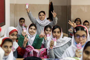 Distribution gratuite de lait dans les écoles iraniennes 