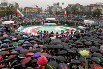 حضور مردم در جشن پیروزی انقلاب در میدان شهرداری رشت