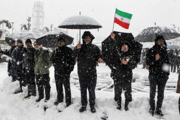 جشن پیروزی انقلاب و راهپیمایی ۲۲ بهمن در یک روز برفی