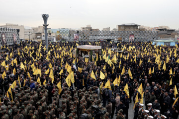 Procesión fúnebre del mártir Seyed Razi Musavi en Teherán