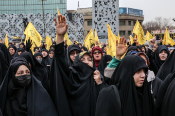 Procesión fúnebre del mártir Seyed Razi Musavi en Teherán