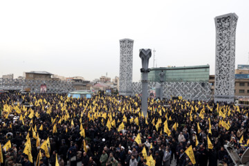 Procesión fúnebre del mártir Seyed Razi Musavi en Teherán