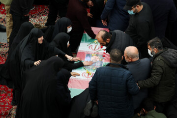 Procesión fúnebre del mártir Seyed Razi Musavi en Teherán