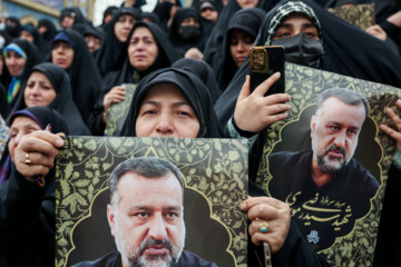 Procesión fúnebre del mártir Seyed Razi Musavi en Teherán