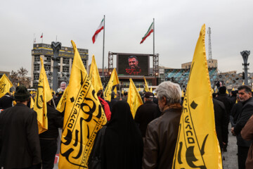 Procesión fúnebre del mártir Seyed Razi Musavi en Teherán