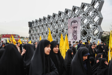 Procesión fúnebre del mártir Seyed Razi Musavi en Teherán