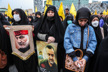 Procesión fúnebre del mártir Seyed Razi Musavi en Teherán