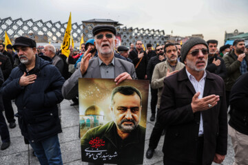 Procesión fúnebre del mártir Seyed Razi Musavi en Teherán