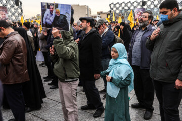 Procesión fúnebre del mártir Seyed Razi Musavi en Teherán