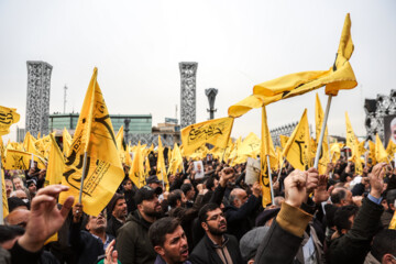 Procesión fúnebre del mártir Seyed Razi Musavi en Teherán