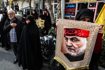 Procesión fúnebre del mártir Seyed Razi Musavi en Teherán