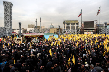 Procesión fúnebre del mártir Seyed Razi Musavi en Teherán