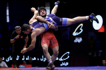 Téhéran (IRNA)-Deuxième journée du championnat national senior de lutte et premier tour de qualification des JO de Paris 2024 ; Elle a eu lieu hier jeudi (28 décembre 2023) dans la salle Shahid Heydarian dans la ville de Qom près de Téhéran. (Photo : Hamid Abédi)

