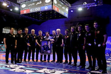 Téhéran (IRNA)-Deuxième journée du championnat national senior de lutte et premier tour de qualification des JO de Paris 2024 ; Elle a eu lieu hier jeudi (28 décembre 2023) dans la salle Shahid Heydarian dans la ville de Qom près de Téhéran. (Photo : Hamid Abédi)

