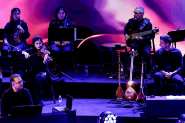 Une très belle soirée a eu lieu avec un concert de l’émient chanteur Alireza Ghorbani, hier jeudi 28 décembre 2023, à l’hôtel Espinas de Téhéran. Alireza Ghorbani de style classique sera sur scène tous les soirs jusqu'au 12 janvier 2024 pour deux séances à 18 et à 22 H, heure de Téhéran, pour enchanter les spectateurs de 7 à 77 ans. (Photo : Asghar Khamseh)