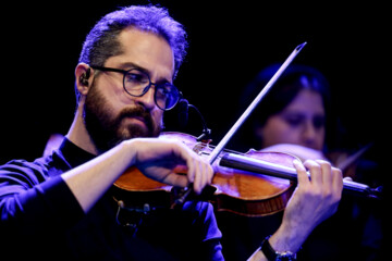 Une très belle soirée a eu lieu avec un concert de l’émient chanteur Alireza Ghorbani, hier jeudi 28 décembre 2023, à l’hôtel Espinas de Téhéran. Alireza Ghorbani de style classique sera sur scène tous les soirs jusqu'au 12 janvier 2024 pour deux séances à 18 et à 22 H, heure de Téhéran, pour enchanter les spectateurs de 7 à 77 ans. (Photo : Asghar Khamseh)