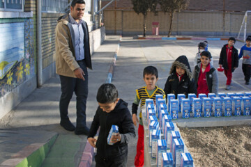 توزیع شیر در مدارس سمنان