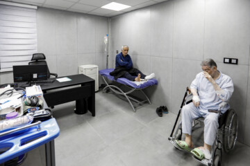 Iran unveils home-made plasma therapy machine