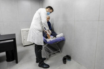Iran unveils home-made plasma therapy machine