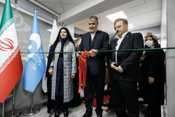 Iran unveils home-made plasma therapy machine
