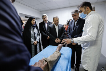 Iran unveils home-made plasma therapy machine