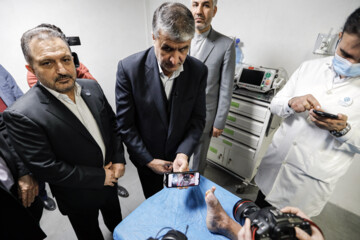 Iran unveils home-made plasma therapy machine