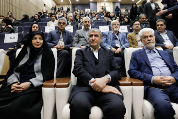 Iran unveils home-made plasma therapy machine