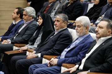 Iran unveils home-made plasma therapy machine