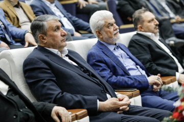 Iran unveils home-made plasma therapy machine