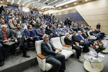Iran unveils home-made plasma therapy machine