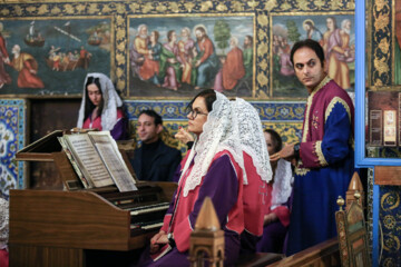 Des chrétiens iraniens participent à la messe du Nouvel An