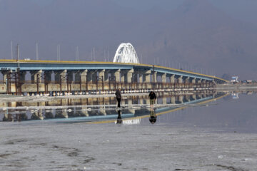 برداشت نمک از بستر خشک دریاچه ارومیه