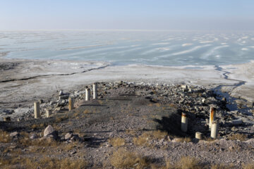 برداشت نمک از بستر خشک دریاچه ارومیه