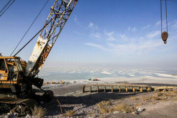 برداشت نمک از بستر خشک دریاچه ارومیه