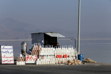 برداشت نمک از بستر خشک دریاچه ارومیه