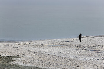 برداشت نمک از بستر خشک دریاچه ارومیه