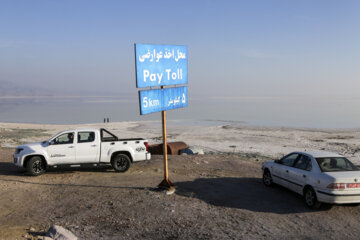 برداشت نمک از بستر خشک دریاچه ارومیه