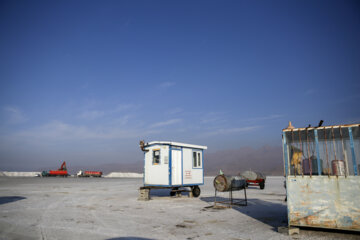 برداشت نمک از بستر خشک دریاچه ارومیه