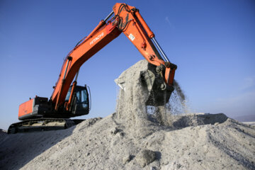 برداشت نمک از بستر خشک دریاچه ارومیه