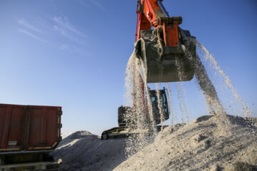 برداشت نمک از بستر خشک دریاچه ارومیه