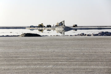 برداشت نمک از بستر خشک دریاچه ارومیه