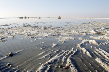 برداشت نمک از بستر خشک دریاچه ارومیه