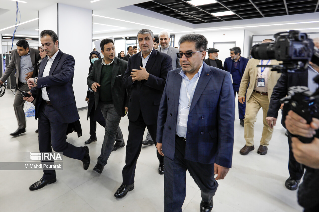 Iran unveils home-made plasma therapy machine