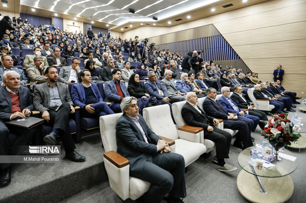 Iran unveils home-made plasma therapy machine